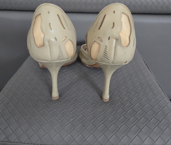 Giorgio Armani Cream Heels with Perforated Design - Picture 4 of 8
